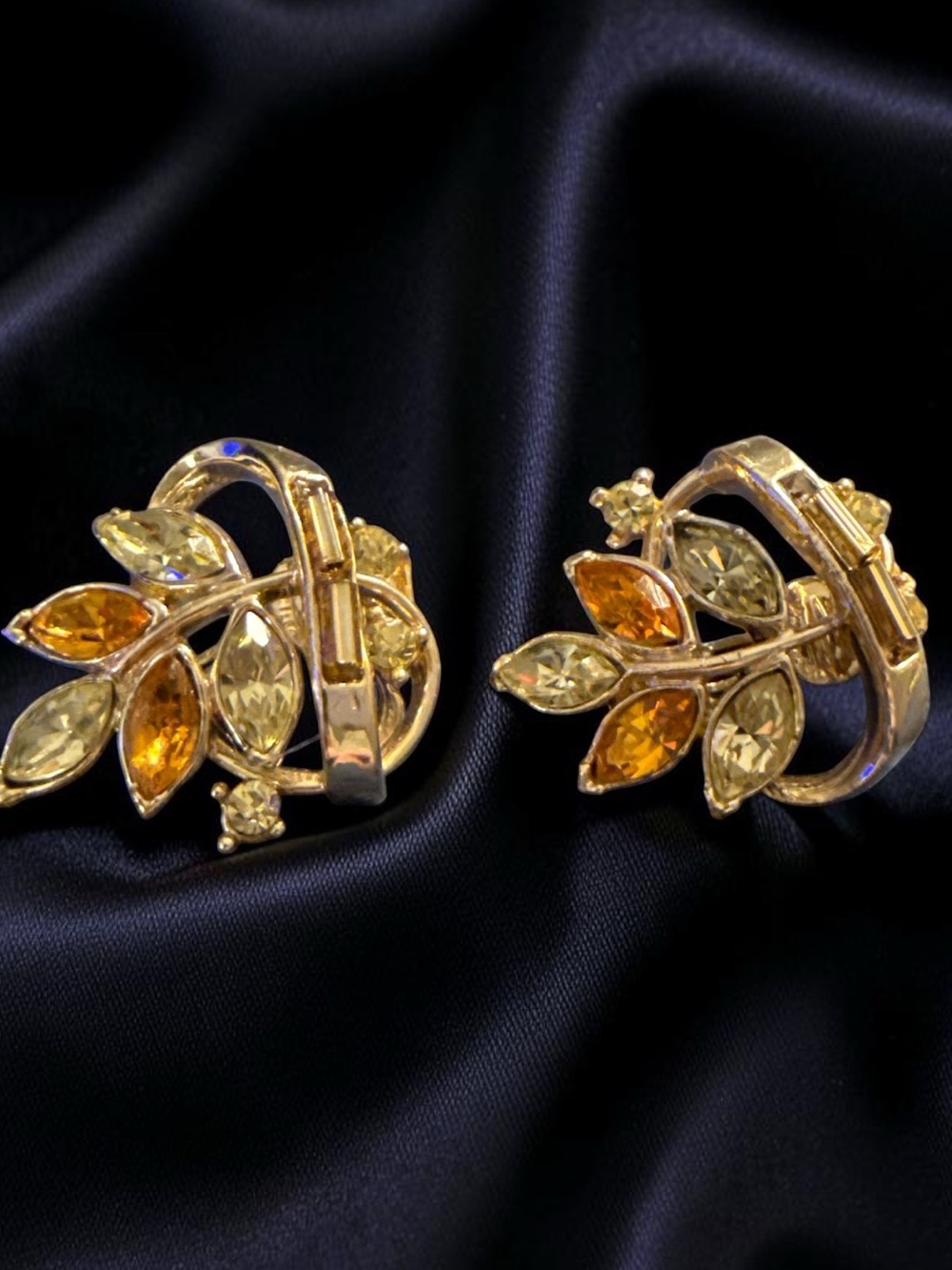 ✨Vintage CORO Gold Tone Rhinestone Floral Basket Clip-On Earrings ~Signed Coro